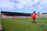 Fussball Regionalliga Sued 2011/2012:  Eckball von Cueneyt Koez (FC Bayern II) im Gruenwalder Stadion