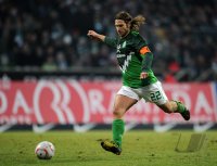 Fussball: 1. Bundesliga Saison 2010/2011, Bremen, FRINGS Einzelaktion