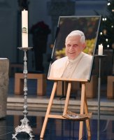 Ein Bild des verstorbenen Papst Benedikt XVI. im Rotternburger Dom St. Martin