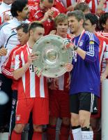 Fussball 1. Bundesliga : Jubel mit Meisterschale Diego Contento, Holger Badstuber, Torwart Hans Joerg Butt (v. li., FCB)