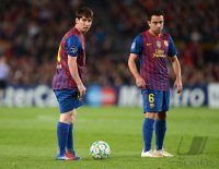 FUSSBALL INTERNATIONAL  CHL HALBFINALE 11/12: Lionel Messi (li,) mit Xavi Hernandez (Barca)