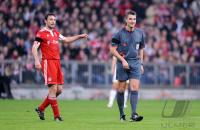 Fussball 1. Bundesliga : Schiri Knut Kircher mit Mark van Bommel (FCB)