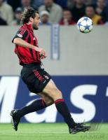 Fussball International UCL: Mailand, VIERI Einzelaktion am Ball