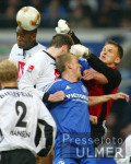 Fussball 1. Bundesliga: Schalke - Bielefeld,  Zweikampf