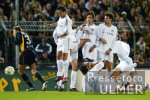 Fussball DFB-Pokal: Aachen - Muenchen, Zweikampf