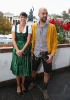 FUSSBALL 1. BUNDESLIGA 14/15:  FC Bayern Muenchen besucht das Oktoberfest