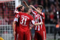 Fussball 1. Bundesliga : (v. li.) Bayern JUBEL nach dem Tor zum 3:0 mit Mario Gomez, Bastian Schweinsteiger , Thomas Mueller