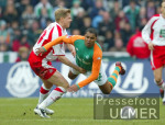 Fussball 1. Bundesliga: Bremen - Koeln, Zweikampf