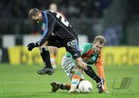 Fussball 1. Bundesliga: Bremen - Hamburg, Zweikampf