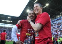 2. Fussball Bundesliga : JUBEL nach dem SIEG Trainer Jos Luhukay, Manager Andreas Rettig (v. li FC Augsburg)