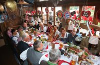 FUSSBALL 1. BUNDESLIGA 14/15:  FC Bayern Muenchen besucht das Oktoberfest