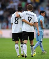 Fussball International EM 2012 Testspiel: JUBEL nach dem TOR zum 2:0 Mesut OEZIL mit Andre SCHUERRLE (v. li., Deutschland)