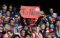 Fussball 1. Bundesliga : BAYERN FANS MIT einem Banner, FUER  NEUER , Torwart Manuel Neuer (FC Schalke 04)