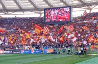 FUSSBALL SERIE A:  Lazio Rom Fankurve mit Fahnen