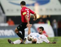 Fussball 1. Bundesliga: Koeln - Hannover, Zweikampf