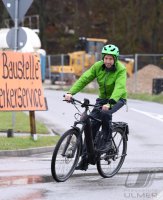 Oberbuergermeister Boris Palmer (Die Gruenen) im Regenwetter auf dem Rad