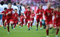 Fussball 1. Bundesliga Saison 15/16: FC Bayern Muenchen -  FC Schalke 04