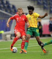 Fussball International Testspiel: Roman Shiskin (li, Russland) gegen Benjamin Moukandjo (re, Kamerun)