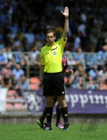 U19 Fussball Bundesliga :  Schiri Stefan Glasmacher zeigt die Gelbe Karte