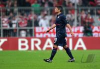 FUSSBALL  International CHL 09/10: Jeremy Toulalan (Lyon) geht nach der Roten Karte vom Platz