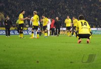 Fussball 1. Bundesliga, Saison 2011/2012: Enttaeuschte Dortmunder nach dem Abpfiff