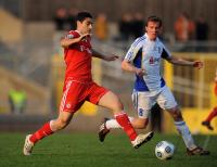 Fussball 3. Bundesliga:  Mehmet Ekici  (li., FC Bayern II) gegen Ralf Schmidt (re., Jena)