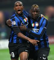 FUSSBALL  International CHL 09/10  : Samuel Eto'o , Eto  mit Mario Barwuah Balotelli (Inter)