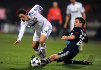 Fussball CHL  Saison 2010/2011: Mesut Oezil (li, Real Madrid) gegen Jeremy Toulalan (re, Lyon)