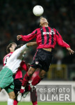 Fussball DFB-Pokal: Bremen - Leverkusen, Zweikampf