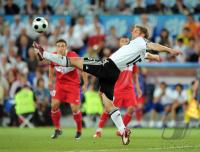 FUSSBALL EURO 2008: Deutschland, Hitzlsperger am Ball