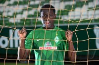 Fussball 1. Bundesliga, Saison 2012/2013, Werder Bremen: Joseph Akpala im exklusiven Pressefoto ULMER Fotoshooting