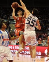 1. Basketball  Bundesliga :  Aleksandar Nadjfeji (li, FC Bayern Muenchen) gegen Emir Preldzic (Uelker)