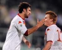 FUSSBALL SERIE A:  Mirko Vucinic MIT John Arne Riise (v. li., AS Rom)