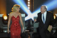 Fussball International  FIFA Ballon d Or 2011:  Saengerin  Shakira (Kolumbien) und FIFA Praesident  Blatter (Schweiz)