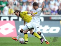 Fussball 1. Bundesliga: Kevin Grosskreutz (li, Borussia Dortmund)  gegen Roman Neustaedter (re, Borussia Moenchengladbach)