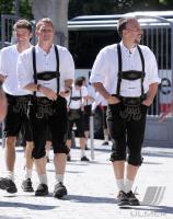1. Fussball Bundesliga : FC Bayern in Lederhosen bei Paulaner