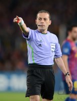 FUSSBALL INTERNATIONAL  CHL HALBFINALE 11/12: Schiedsrichter Cueneyt Cakir