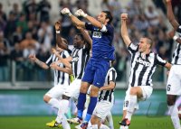 FUSSBALL SERIE A:  Jubel mit Asamoah Kwadwo, Torwart Buffon Gianluigi und Leonardo Bonucci (v. li., Juventus Turin)
