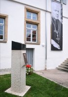 Enthuellung Bischof Sproll Stele in Rottenburg