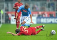 Fussball CHL  Saison 2011/2012:  Goekhan Inler (li, SSC Neapel) gegen Toni Kroos (FC Bayern Muenchen)