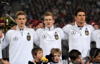Fussball International EM 2012 Testspiel:  GER Teamaufstellung (v. li.) Sven BENDER,  Andre SCHUERRLE, Mario GOMEZ (Deutschland)