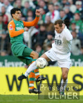 Fussball 1. Bundesliga: Gladbach - Bremen, Zweikampf