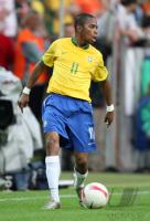 Fussball International: Brasilien, ROBINHO Einzelaktion am Ball