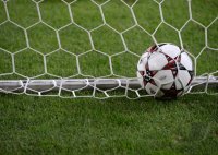 FUSSBALL  CHL  Saison 2013/2014: Adidas CHL Ball im Netz