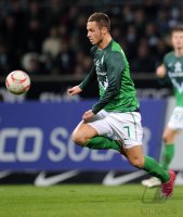 Fussball: 1. Bundesliga Saison 2010/2011: Bremen, ARNAUTOVIC am Ball