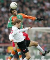 Fussball 1. Bundesliga: Bremen - Moenchengladbach, Zweikampf