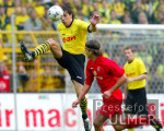 Fussball 1. Bundesliga: Dortmund - Freiburg, Zweikampf