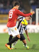FUSSBALL SERIE A:  Erik Lamela (li, AS Rom) gegen Arturo Erasmo Pardo Vidal (Juventus Turin)