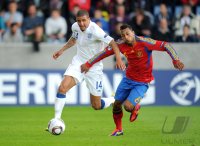 Fussball U21-Europameisterschaft 2011:  Kyle Walker (li, England) gegen Jeffren (re, Spanien)
