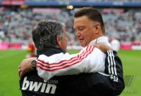 FUSSBALL Testspiel : Trainer Jose Mourinho (li, Real Madrid) mit Trainer Louis van Gaal (re, FC Bayern Muenchen)